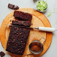 AMAZING Vegan Chocolate Chip Zucchini Bread! 1 bowl, naturally sweetened, SO delicious! #chocolate #zucchini #recipe #vegan #glutenfree #minimalistbaker